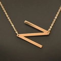 Elegante collana placcata in oro con un ciondolo lucido a forma di lettera N su catena fine - Oro Rosa N