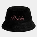 Detalle del bordado rosa Bride en un sombrero bucket negro de piel sintética de fiesta - Talla única / Negro