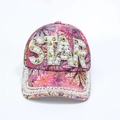 Dettaglio del cappellino floreale con scritta STAR in perle e strass - Regolabile / Viola STAR
