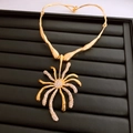 Détail du pendentif araignée doré avec pavé de cristaux blancs sur chaîne texturée - Or