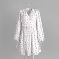 Detailansicht des tiefen V-Ausschnitts und der Knöpfe am floralen Kleid mit Laternenärmeln - S / Weiß Blumig