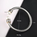 Macro shot of cable wire bracelet with 10mm pearls and vintage engraved details - White Pearl / Vintage Carved