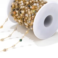 Handgefertigte mehrfarbige Naturstein-Perlenkette mit goldenen Gliedern auf Spule - 1mm Goldkette mit 4mm Off-White Rundperlen