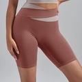 Short de yoga rouge brique avec taille haute croisée gris clair pour femmes - S / Caramel