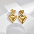 Goldene Doppelherz-Ohrhänger auf minimalistischem weißem Sockel-Display - Ganz Gold