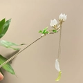 Eleganter Maiglöckchen Haarnadel mit goldenen Quasten und weißen Harz-Blütenperlen - Goldene Maiglöckchen-Zweig Quaste (4621) / Gold/Weiß/Grün