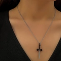 Collana con ciondolo a spada gotica in argento e nero indossata su una maglia nera a V - Collana Spada Nero e Argento (S541)
