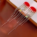 Detail van rode lippen oorbellen met vlinder zirkoon en lange zilveren slangketting franjes - Rode Lip Vlinder Kwastje (Zilveren Pin)