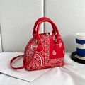 Sac à main rouge forme coquille avec motif cachemire blanc et détails en métal doré - Rouge