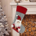 Grijze vilten kerstsok met 3D-Kerstman en rode gebreide boord voor geschenken en decoratie - Kerstman