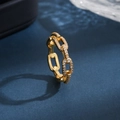 Vergoldeter Gliederkette-Ring mit Zirkonia auf blauem Hintergrund mit elegantem Lichtspiel - US 6 / Gold