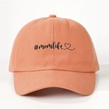 Verstellbare pfirsichfarbene Baseballkappe mit schwarzer #momlife Stickerei und Herzmotiv - Einheitsgröße / Orange