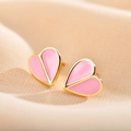 Elegante goldene Herzohrstecker mit rosa Füllung auf einem luxuriösen Satin-Hintergrund - Rosa