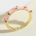 Macro-opname van gouden Evil Eye ring met roze emaille coating en verstelbare band - Verstelbaar Open / Roze