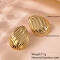 Boucles d'oreilles feuilles dorées en acier inoxydable texturé pour un look élégant - Clous d'oreilles Goutte Ondulée (FYD6102) / Or