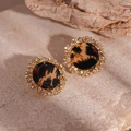 Vue détaillée de boucles d'oreilles vintage en résine léopard serties de cristaux - Tige en Argent - Boucles d'Oreilles Clous Rondes Zircone Imprimé Léopard