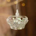 Gros plan d'une couronne en acrylique irisé avec chaîne à perles pour sapin de Noël - Couronne Irisée
