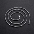 Dettaglio catena a scatola rotonda in acciaio inossidabile argento con chiusura a moschettone - Catena a Maglia Stile Perla / Argento