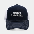 Dettaglio del ricamo God's Favorite su cappello trucker blu navy con rete bianca - Bordo Blu Navy e Bianco