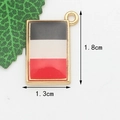 Dettaglio con dimensioni 1,8 x 1,3 cm su un ciondolo rettangolare in smalto dorato lucido - Bandiera nazionale