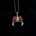 Collana con ciondolo a scorpione argento da uomo con dettagli in smalto arancione - Luce Arancione