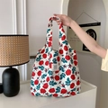 Borsa tote in tela a fiori con motivo rose rosse e dettaglio etichetta in stoffa - Rosa su Tutto il Sacchetto