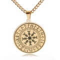 Detailopname van de gouden Viking Vegvisir kompas hanger met Noordse rune-inscripties - Goud