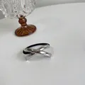 Elastico per capelli minimalista con nodo in metallo argento su sfondo bianco - Design a Croce / Argento