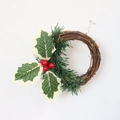 Détail de couronne de bougie de Noël avec feuilles de houx vertes et baies rouges - Couronne de Vigne en Herbe Verte 10cm