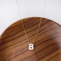 Elegante collar de cadena dorada con colgante de nácar letra B para mujer - Letra B