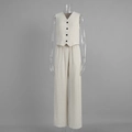 Dettaglio del gilet a righe con scollo a V e pantaloni dritti coordinati in cotone e lino - S / Albicocca