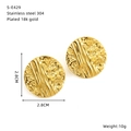 Detailansicht der 18K vergoldeten Edelstahl-Ohrringe mit gehämmerter Oberflächenstruktur - Gehämmert Gefaltet Rund (S-E429) / Gold