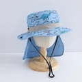 Dettaglio cappello parasole azzurro con dinosauri, rete traspirante e protezione nuca - Taglia 50 (1-3 anni) / Blu