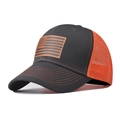 Detalle de gorra de béisbol gris oscuro con malla naranja y parche de cuero de bandera de EE. UU. - Negro/Naranja