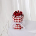 Dettaglio di un bouquet di rose di sapone rosse con gipsofila e tessuto a quadri rossi - Decoro Erba (Senza Borsa) / Borgogna