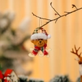Dettaglio di un orsetto decorativo in legno con scritta JOY appeso all'albero di Natale - Orso (JOY)