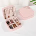 Mini boîte à bijoux en cuir PU rose avec fentes pour bagues et crochets 10x10x5cm - Version Pu - Rose Nude ; 10*10*5