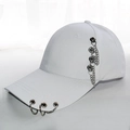 Cappellino da baseball bianco in cotone con triplo anello sulla visiera e catene punk - Adulto Regolabile 55-59cm / Bianco