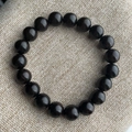 Pulsera de cuentas de madera de ébano oscuro con grano natural sobre fondo de lino rústico - 10mm*19 Cuentas Premium [Bucle Único]