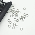 Macro-opname van zilveren buigringen voor DIY-sieraden op een witte achtergrond - 0.6*4mm 500 st./Verpakking / Wit K/Zilver