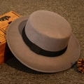 Grauer Wollfilzhut mit flachem Kopf und klassischem schwarzen Band für Damen und Herren - Erwachsenengröße 55-58cm / Grau
