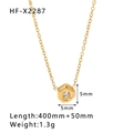 Macro-opname van de vergulde zeshoekige hanger met zirkonia steen op een fijne ketting - 18K goud / Goud