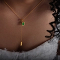 Collana a Y dorata in stile francese con zircone verde e ciondolo con incisione - Collana d'Oro (P1481)