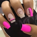 Uñas postizas cortas mate en rosa neón y blanco con diseño de corazón negro y letras love - CW181 Rosa Barbie Corazón / Pegamento de Gelatina Amarillo