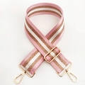 Nahaufnahme des rosa-gold gestreiften Webgurts mit polierten Metallkarabinern - Goldschnalle / Rosa