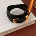 Dettaglio del bracciale doppio giro in finta pelle nera con fibbia rettangolare dorata - Stile A Doppio Giro Con Fibbia / Oro Nero