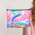 Détail d'une trousse à maquillage avec imprimé dauphin et arc-en-ciel tenue à la main - Style Dauphin Arc-en-ciel (jiaying0077)