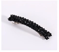 Détail des perles noires facettées tissées à la main sur une barrette à ressort en métal - Cristal Noir