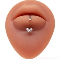 Κοντινό πλάνο ενός ατσάλινου lip stud σε σχήμα καρδιάς με αστραφτερά ζιργκόν - Τριπλή Καρδιά Ζιργκόν / Ασημί