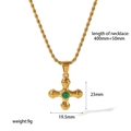 Dettaglio della collana con ciondolo a croce in acciaio inox 18K e pietra verde - Collana con Pietra Preziosa Verde (TN3273-GN)